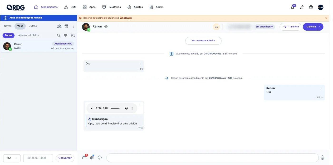 Central de atendimento do CRM RDG com as filas Novos, Meus e Outros, etiqueta de Atendimento IA e o bloco de transcrição do áudio